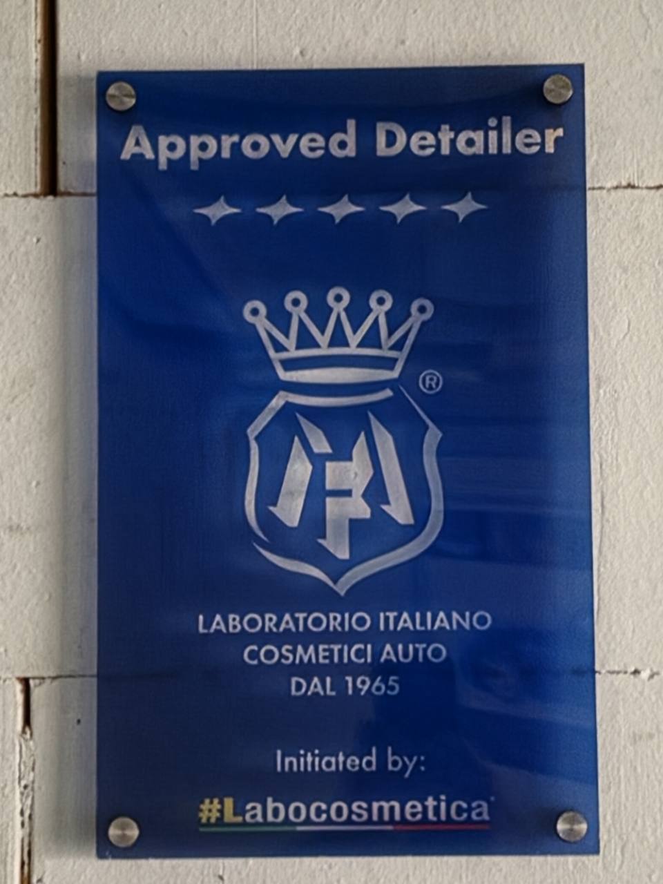Labocosmetica Approved Detailer-plaat in het atelier van G Car Care