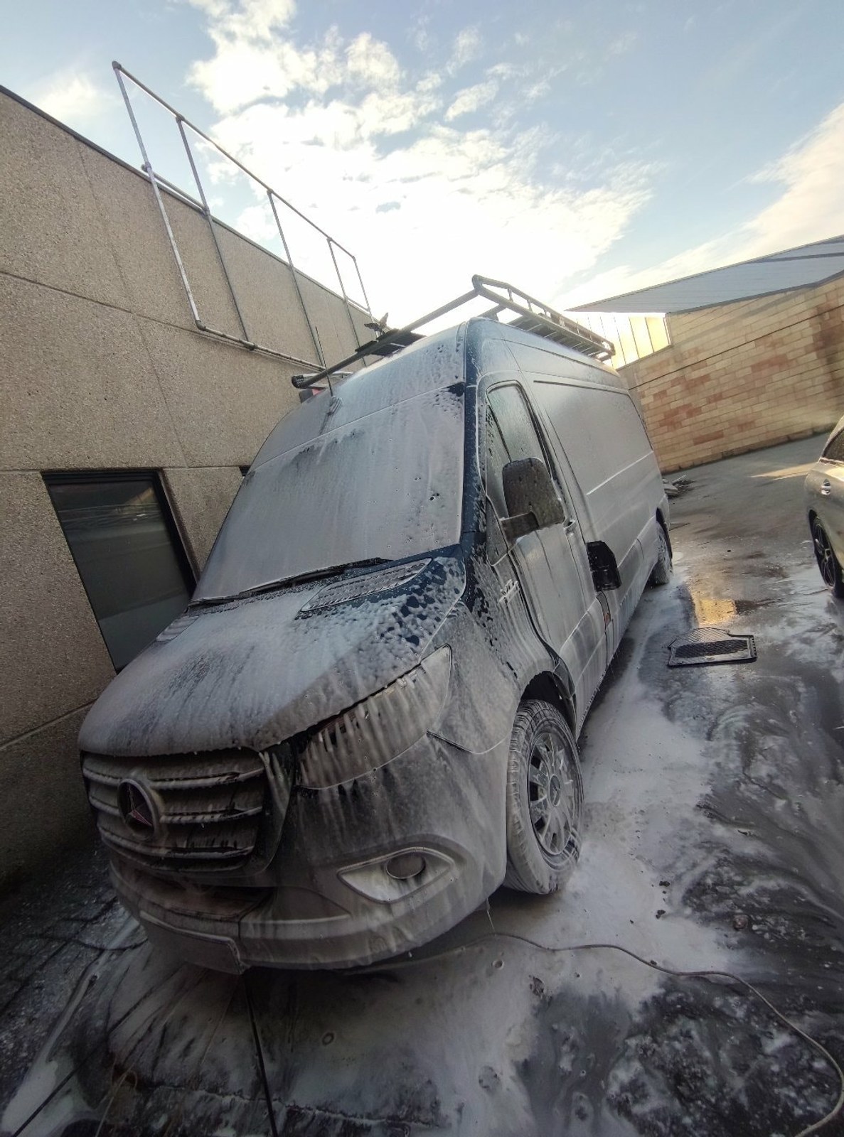 Een grondige wasbeurt voor een Mercedes-Benz-bestelwagen.