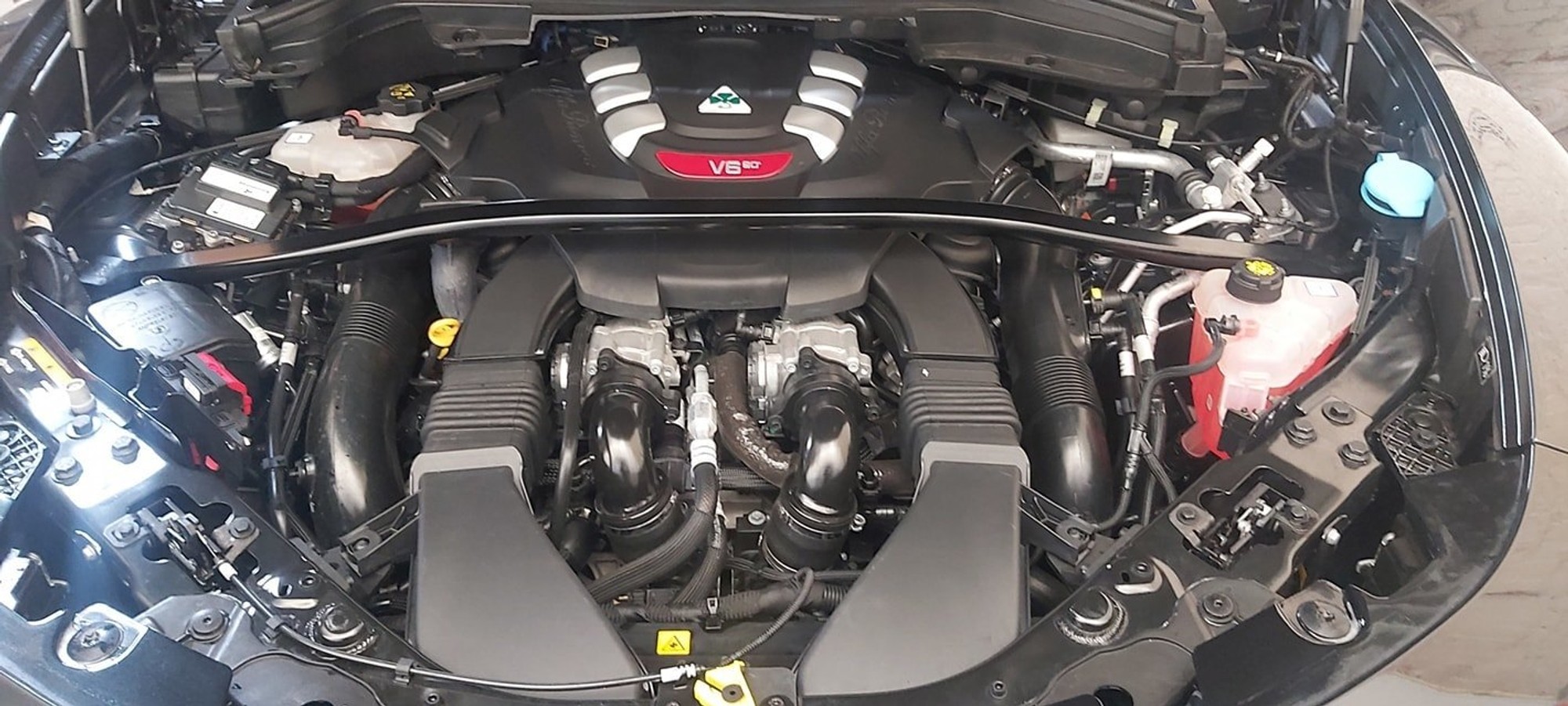 Een verzorgde Alfa Romeo-motorruimte.