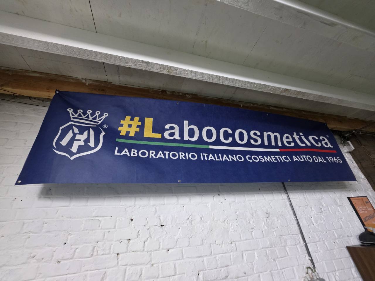Labocosmetica-banner in het atelier van G Car Care