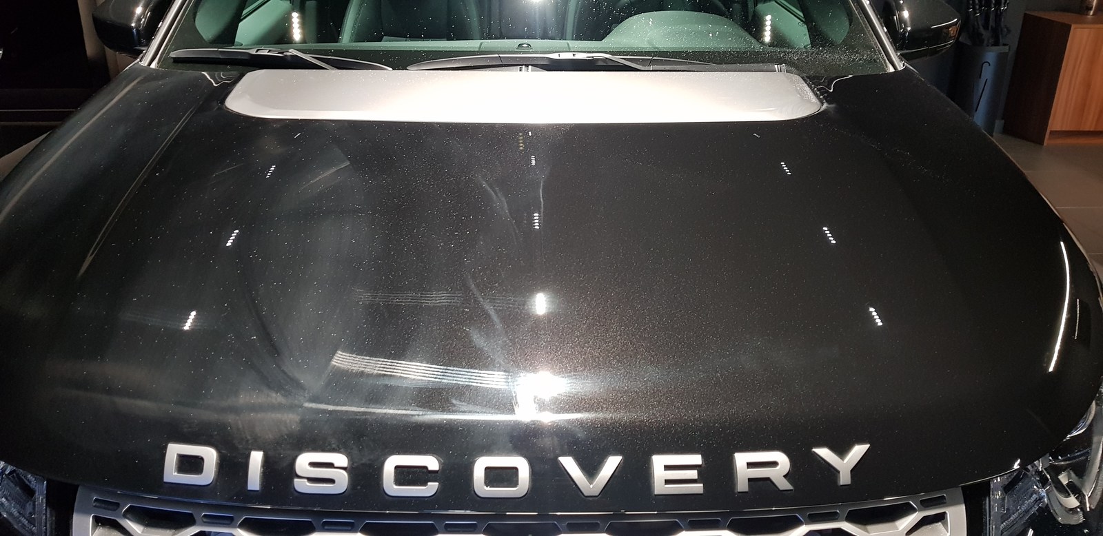 De motorkap van een Land Rover Discovery tijdens het correctieproces.